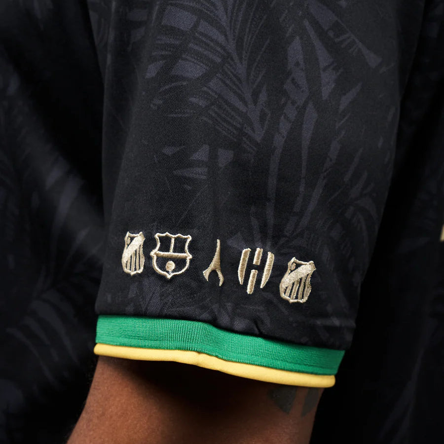 1-Close-LeftSleeve_5f7d4b2e-79b1-4d34-b4ee-d37469928221_900x_1.webp